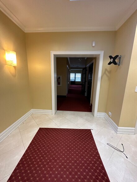 25 Nassau Ln, Island Park, NY for rent - Lobby - Image 2 of 40