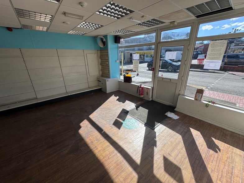 5 St Teilo St, Pontarddulais for sale - Interior Photo - Image 3 of 7