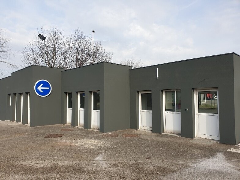 Light Industrial in Saint-Quentin-Fallavier to rent - Building Photo - Image 3 of 3