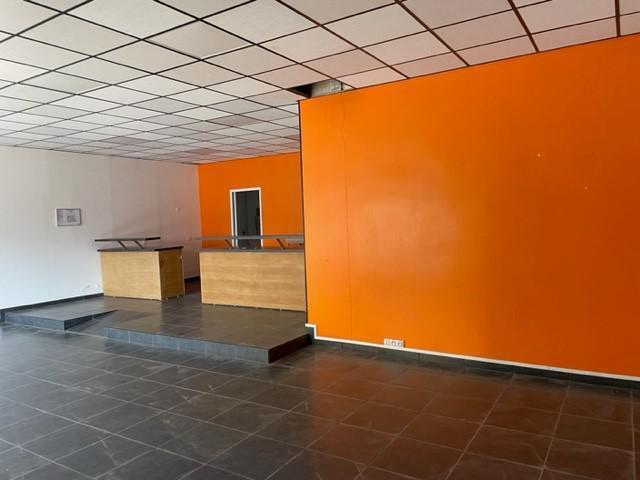 Retail in Moissy-Cramayel to rent Interior Photo- Image 1 of 3