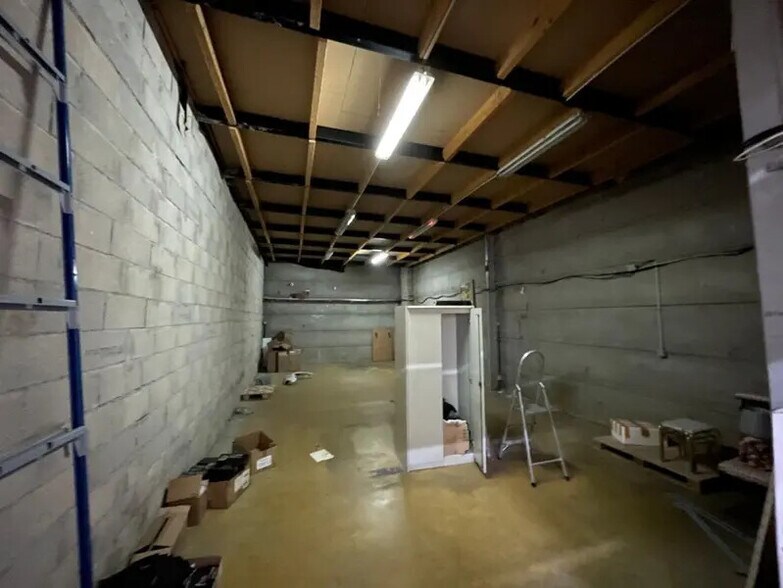Light Industrial in Villejuif to rent - Interior Photo - Image 2 of 8