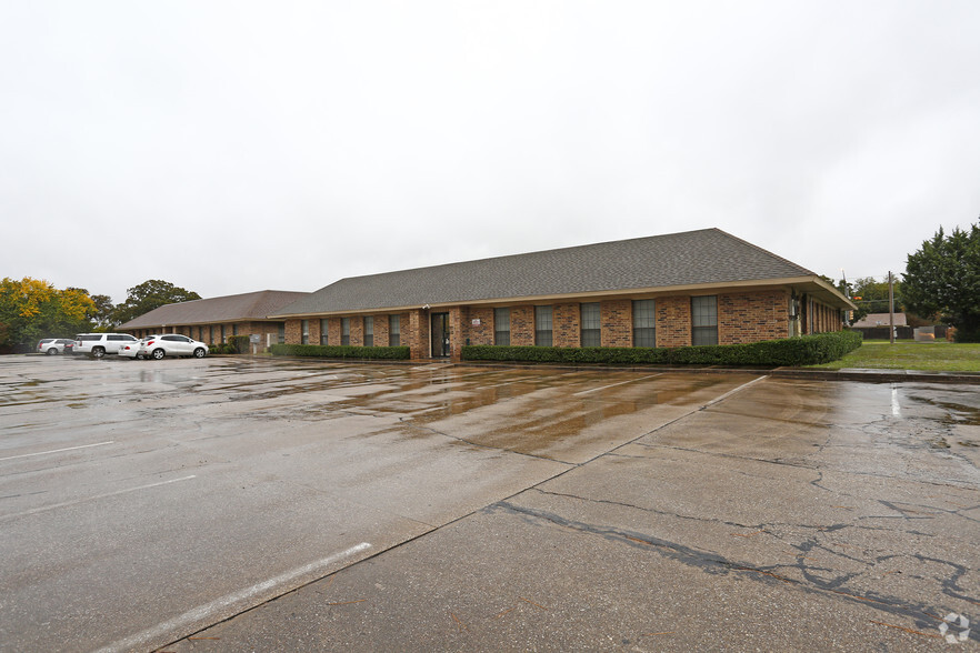 2520 Harwood Rd, Bedford, TX for rent - Building Photo - Image 3 of 20