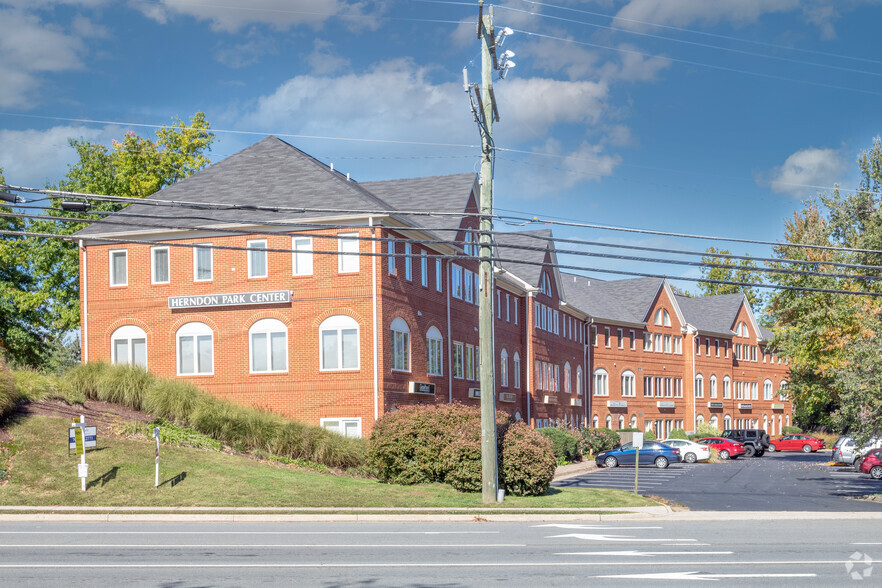 297-299 Herndon Pky, Herndon, VA for rent - Primary Photo - Image 1 of 4