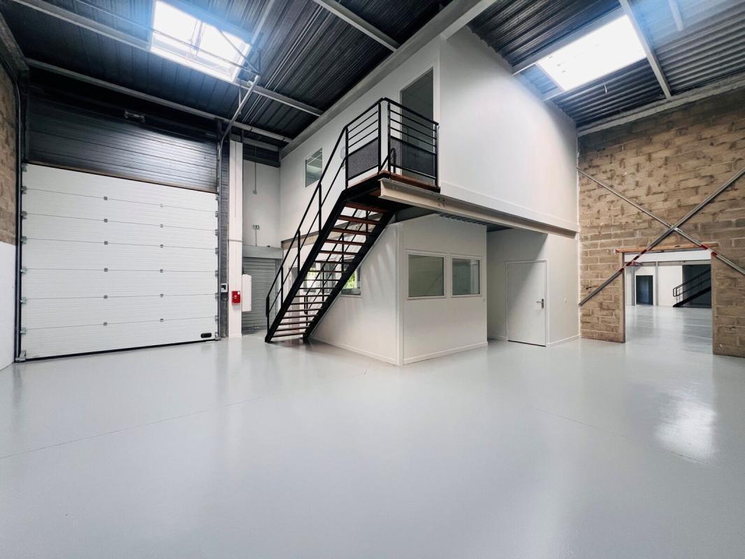Light Industrial in Plaisir for sale Interior Photo- Image 1 of 14