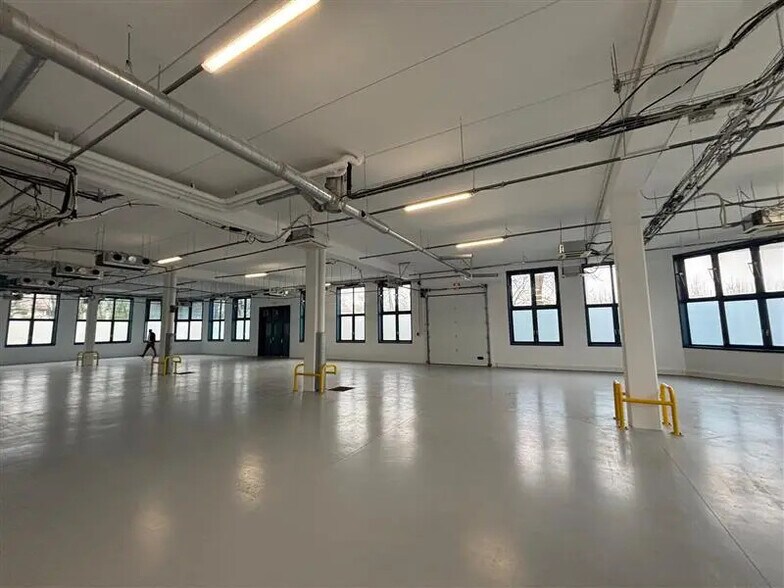 Light Industrial in Fresnes to rent - Interior Photo - Image 3 of 7