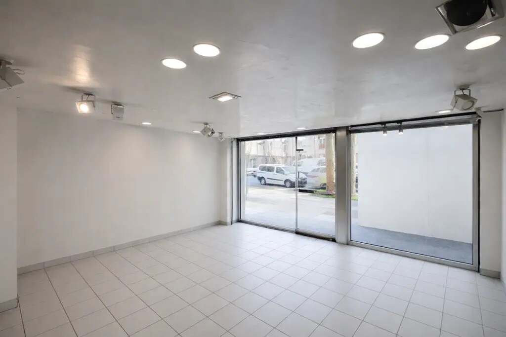 Retail in Paris to rent Interior Photo- Image 1 of 5