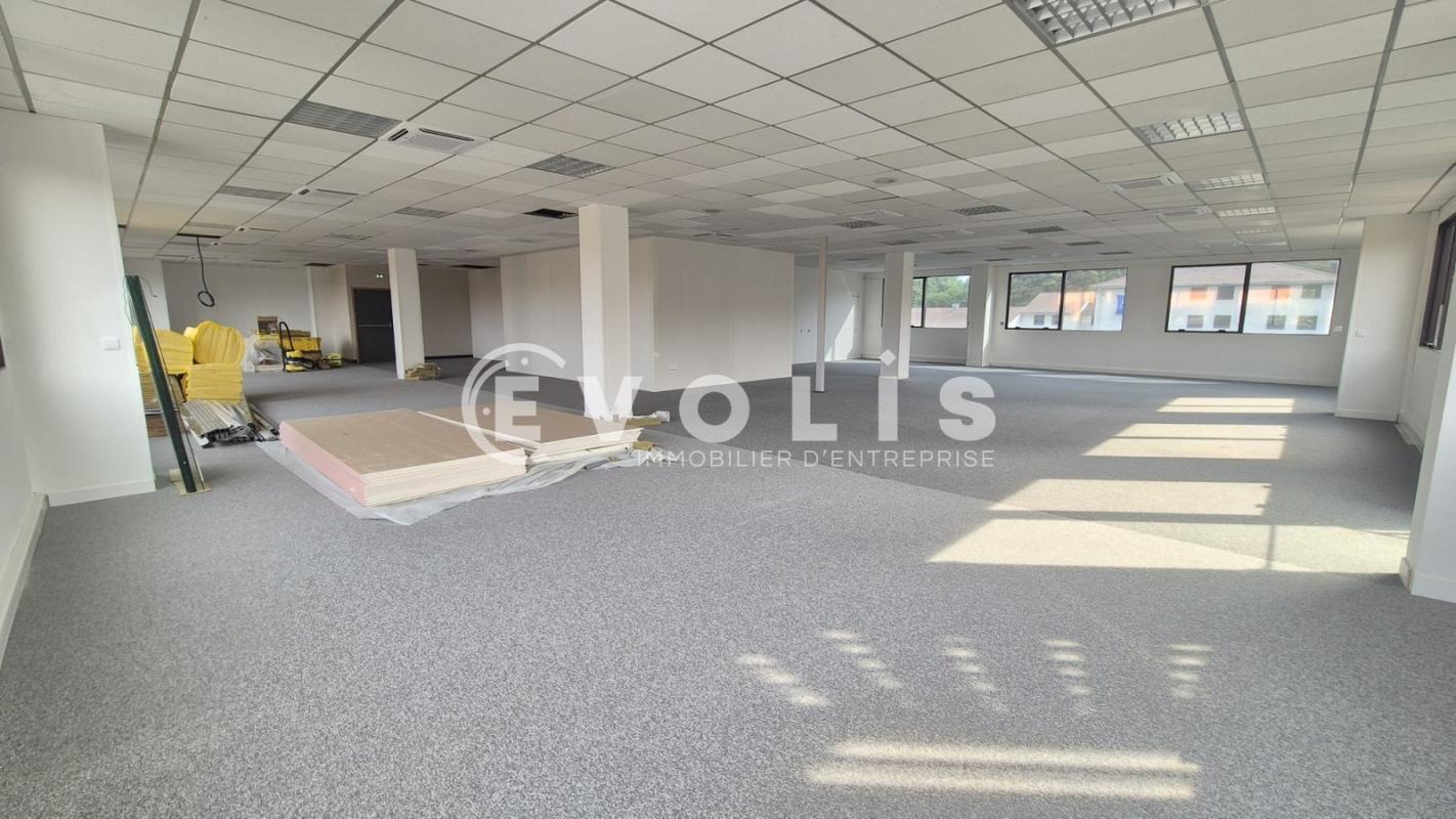 Office in Saint-Thibault-des-Vignes to rent Interior Photo- Image 1 of 13