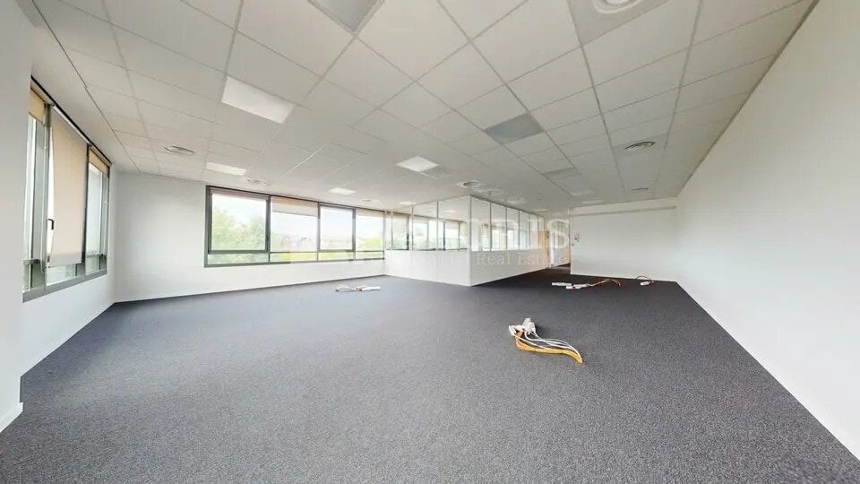 Office in Champagne-au-Mont-d'Or to rent Building Photo- Image 1 of 11