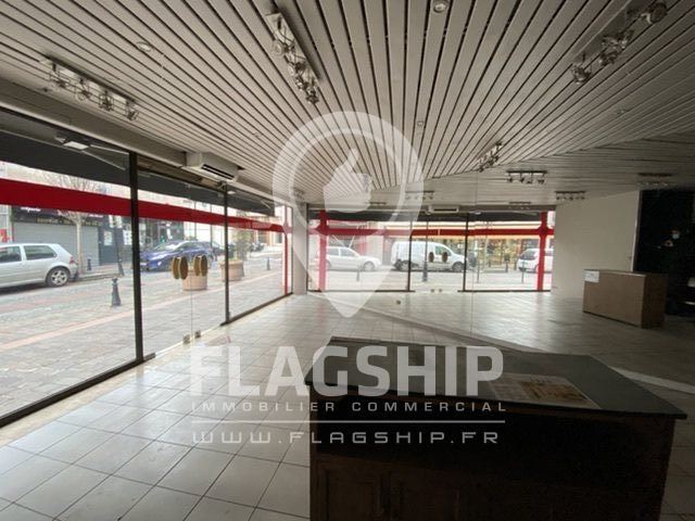Retail in Courbevoie to rent - Building Photo - Image 3 of 5