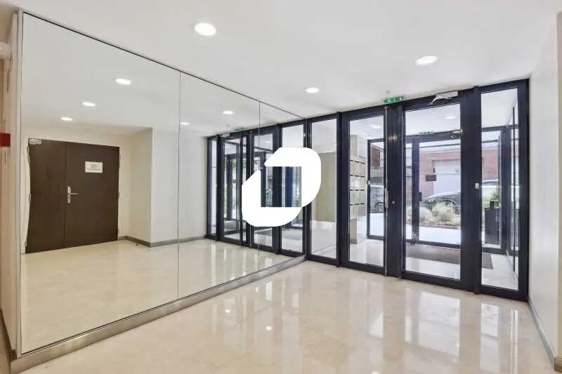 10 Rue Chevreul, Suresnes to rent - Lobby - Image 2 of 10