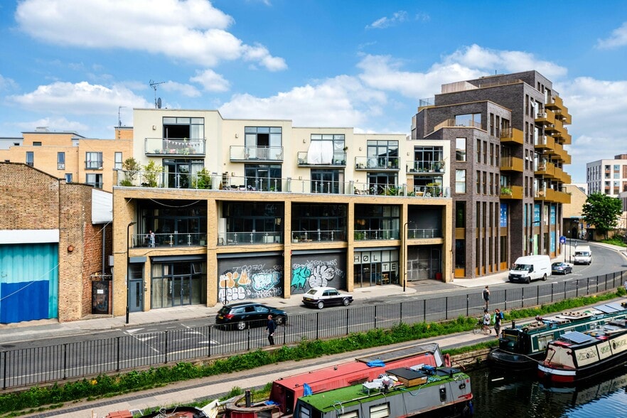 16-29 Andrews Rd, London to rent - Building Photo - Image 1 of 3