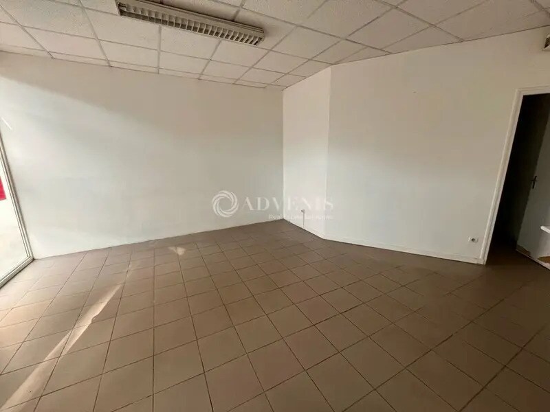 Retail in Villeurbanne to rent Interior Photo- Image 1 of 3