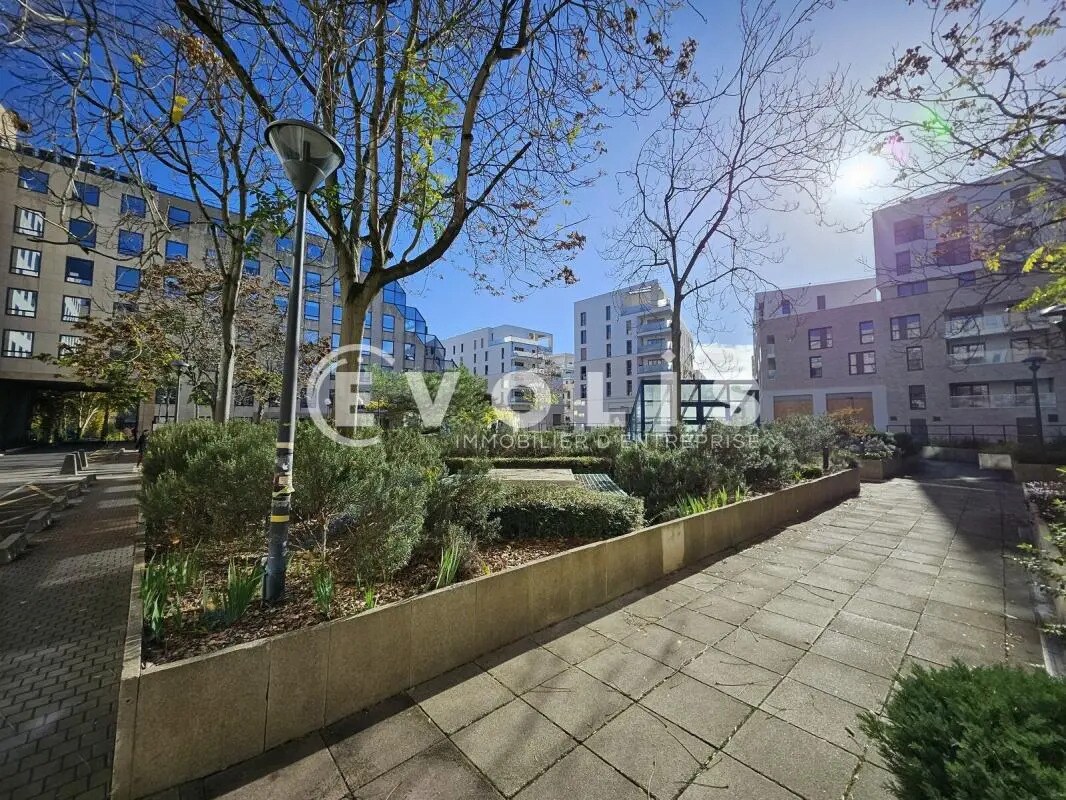 Office in Antony to rent Building Photo- Image 1 of 28