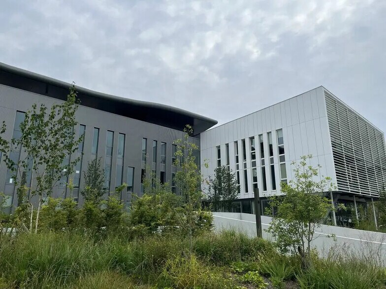 Office in Mérignac to rent - Building Photo - Image 2 of 12