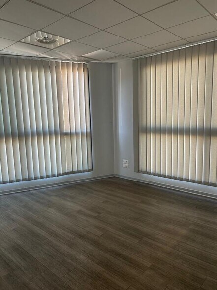 Office in Aubagne to rent - Building Photo - Image 3 of 6