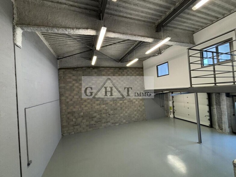 Industrial in Villeneuve-la-Garenne to rent - Interior Photo - Image 1 of 5