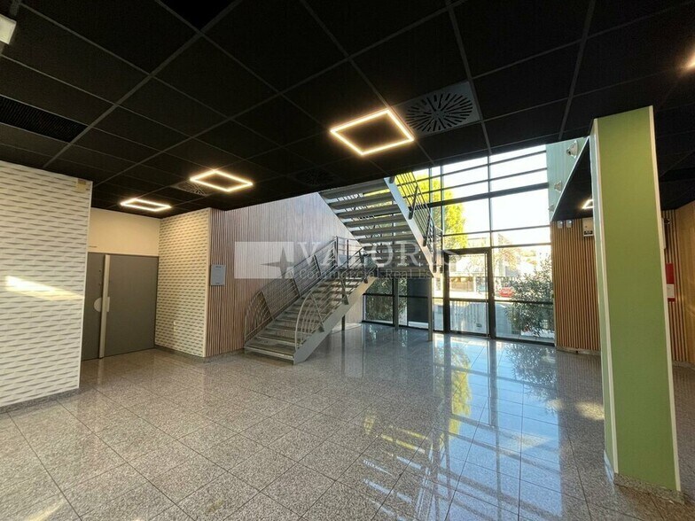 Office in Marseille to rent - Lobby - Image 2 of 12