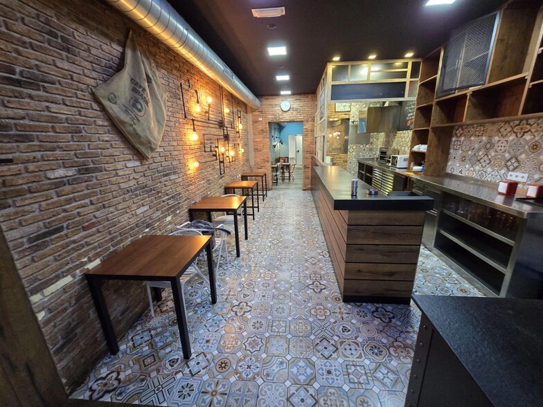 Retail in Barcelona, Barcelona to rent - Building Photo - Image 1 of 1