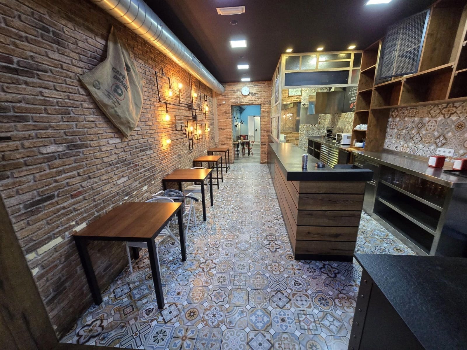 Retail in Barcelona, Barcelona to rent Building Photo- Image 1 of 2