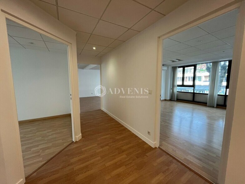 704 Avenue Roger Salengro, Chaville for sale - Interior Photo - Image 3 of 5