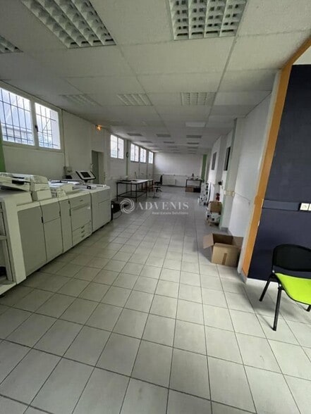 Light Industrial in Le Mesnil-Saint-Denis for sale - Interior Photo - Image 3 of 4