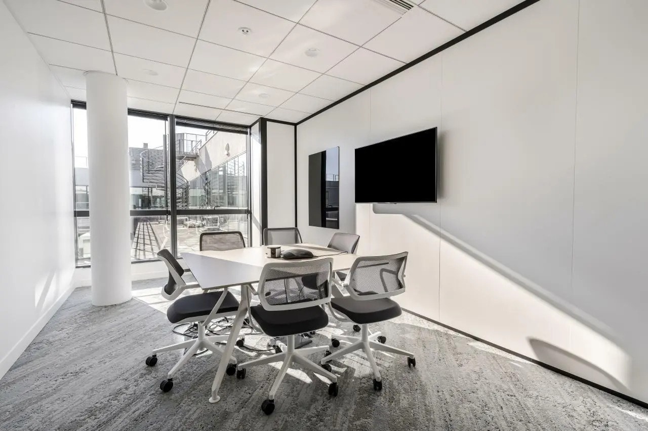 Office in Saint-Denis to rent Interior Photo- Image 1 of 5