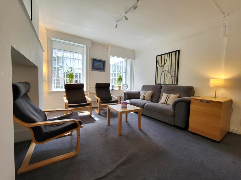 60 Bloomsbury St, London to rent - Building Photo - Image 2 of 4