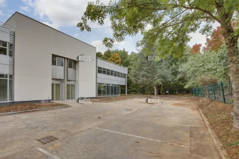 Light Industrial in Tremblay-en-France to rent - Building Photo - Image 1 of 4