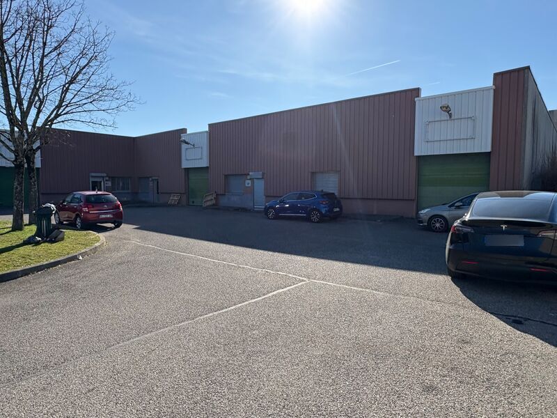 Light Industrial in Bron to rent Building Photo- Image 1 of 13