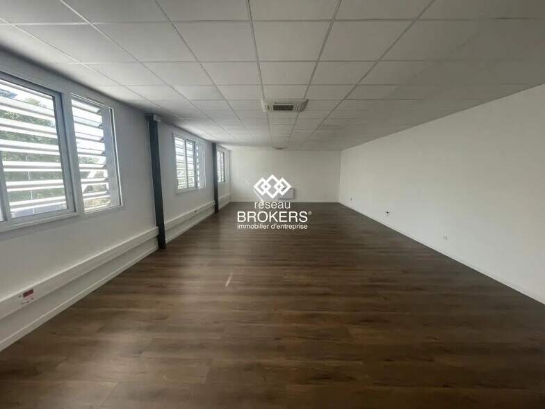 Industrial in Aix-en-Provence to rent - Interior Photo - Image 3 of 8