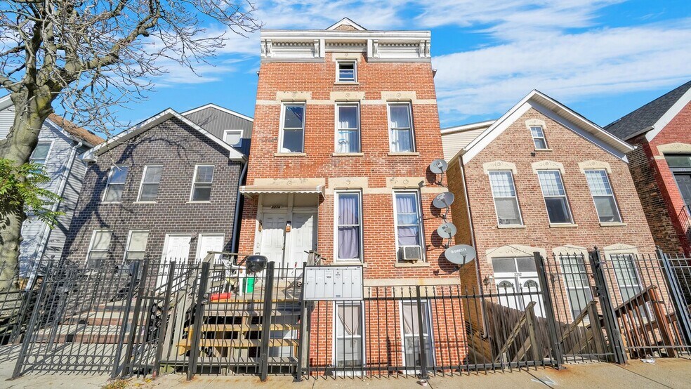 2216 W 21st Pl, Chicago, IL for sale - Primary Photo - Image 1 of 12