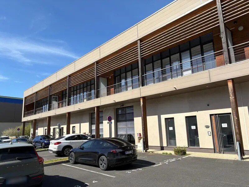 Light Industrial in Collégien to rent Building Photo- Image 1 of 10