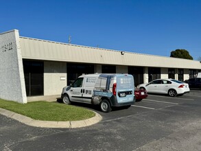 118-122 Space Park Dr, Nashville, TN for rent Building Photo- Image 1 of 7