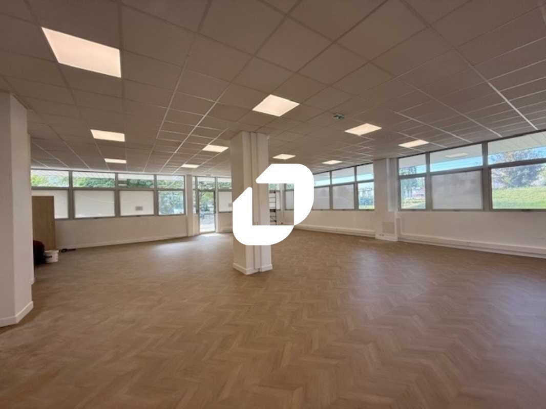 Office in Osny to rent Building Photo- Image 1 of 17
