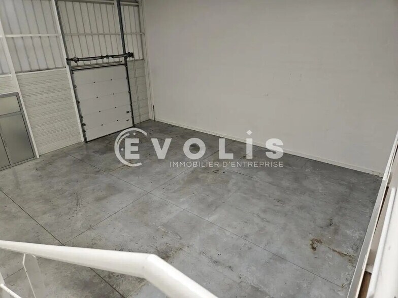 Light Industrial in Palaiseau to rent - Interior Photo - Image 2 of 8