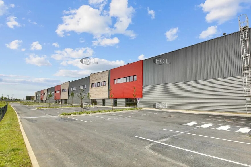 Light Industrial in Louvres to rent - Primary Photo - Image 1 of 9