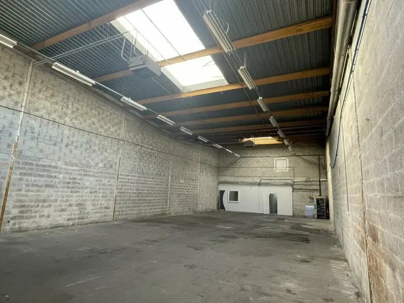 Industrial in Coignières to rent Interior Photo- Image 1 of 5