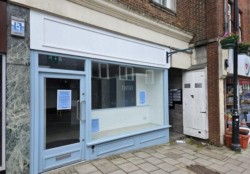 3 Swan Ct, East Grinstead for sale Building Photo- Image 1 of 1