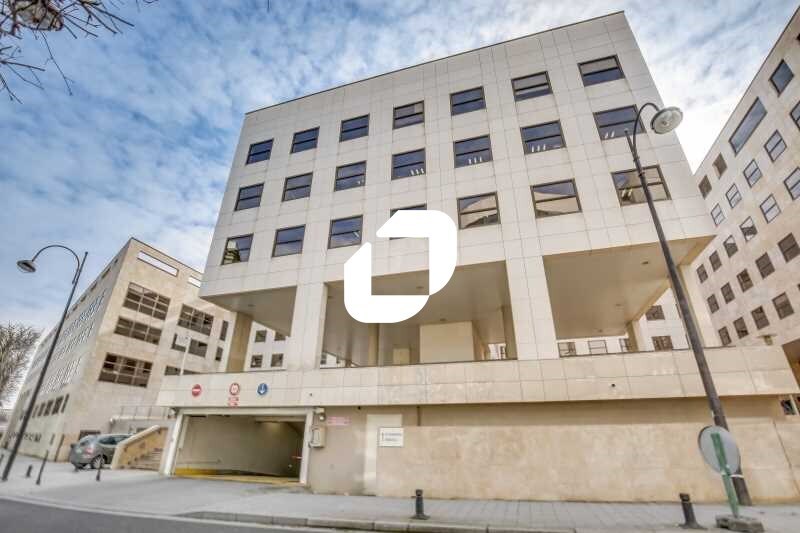 Office in Rueil-Malmaison to rent - Building Photo - Image 3 of 3