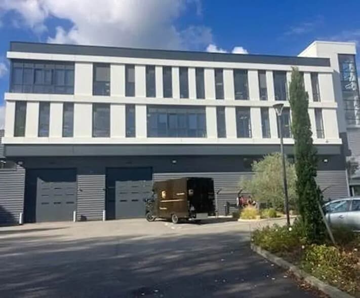 Light Industrial in Guyancourt to rent - Building Photo - Image 1 of 4