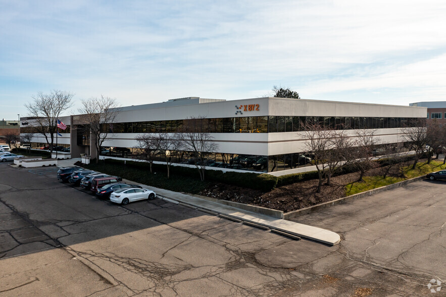 35055 W 12 Mile Rd, Farmington Hills, MI for rent - Building Photo - Image 1 of 5