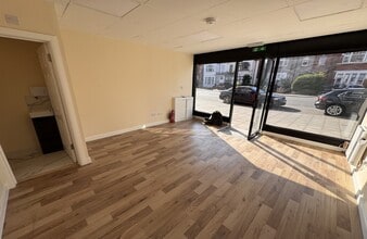 Mitcham Ln, London to rent Interior Photo- Image 2 of 6