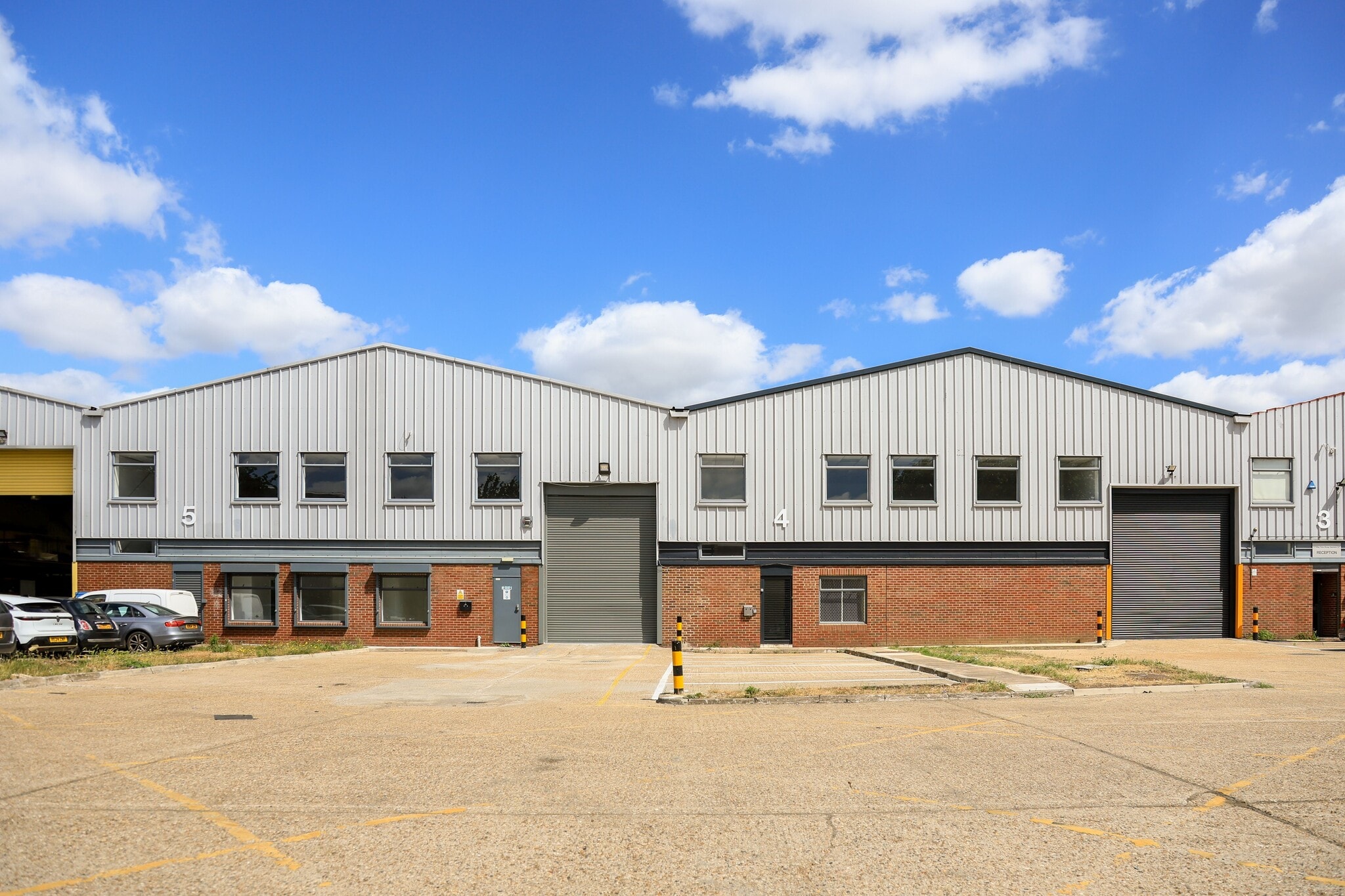 Cranford Ln, Hounslow to rent Building Photo- Image 1 of 5