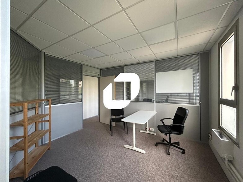 14 Place Georges Pompidou, Noisy-le-Grand to rent - Interior Photo - Image 2 of 10