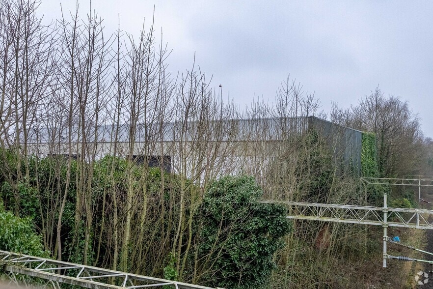 3-4 Midacre, Willenhall to rent - Building Photo - Image 2 of 2