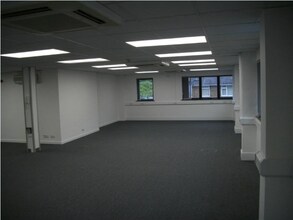 Newgate Ln, Fareham to rent Interior Photo- Image 2 of 4