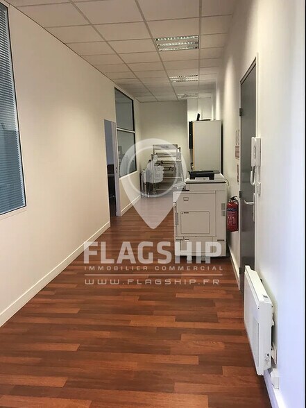 Office in Saint-Ouen-sur-Seine to rent - Building Photo - Image 2 of 8