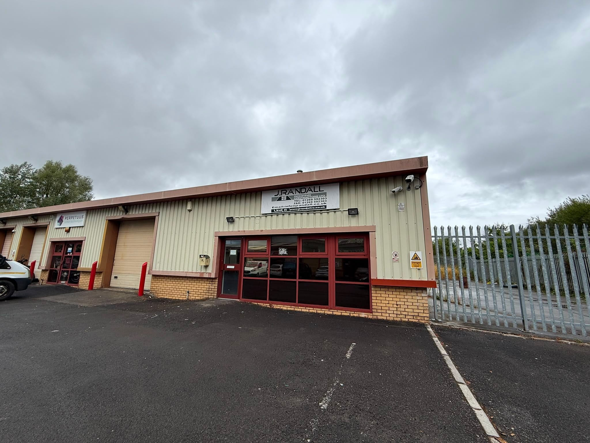 New Rd, Ammanford to rent Building Photo- Image 1 of 6
