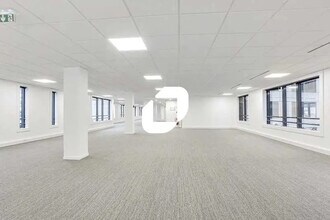 Office in Rueil-Malmaison to rent Interior Photo- Image 2 of 2