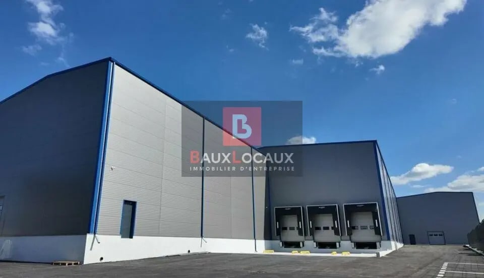 Location Entrepôt 2 400 m² - Photo 1